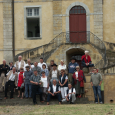 Les amis devant le château.