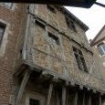Façade typée dans Cahors.