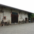 Il a gardé de vieux outils